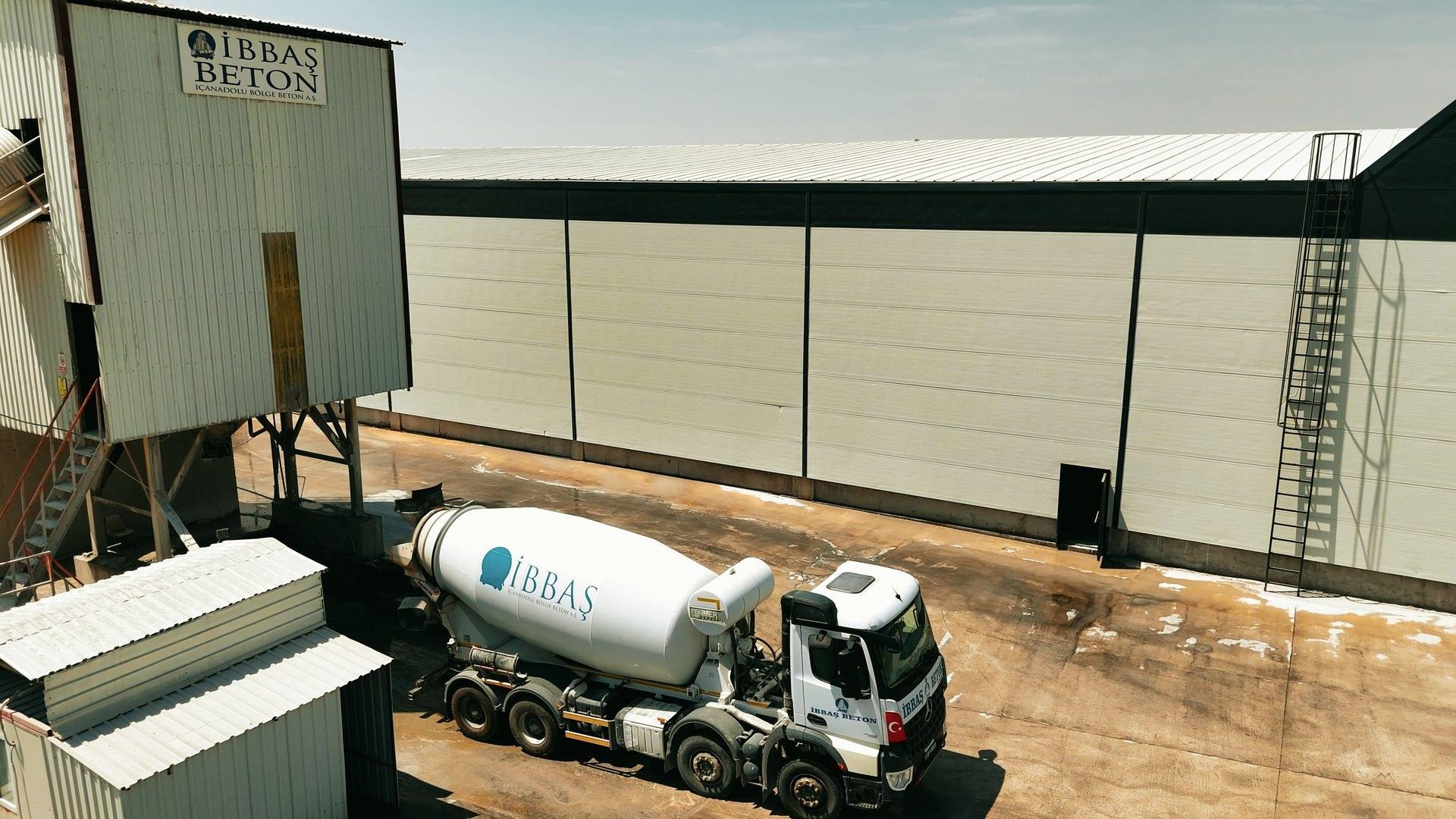 Silo altında dolum yapan İBBAŞ transmikseri